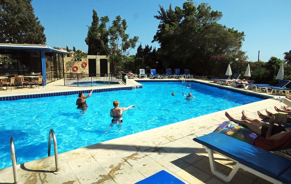 Hilltop Gardens Hotel Apartments Paphos Ngoại thất bức ảnh